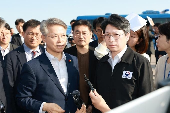 홍지선 국토교통부 장관이 10월 15일 전남광주통합특별시 서구 군공항 탄약고 이전 예정지를 찾아 호남권 반도체 클러스터 부지를 점검하고 있다.