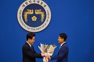 이재명 대통령이 10월 15일 청와대에서 임광현 신임 비서실장에게 임명장을 전달하고 있다.