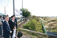 홍지선 국토교통부 장관이 10월 15일 전남광주통합특별시 서구 군공항 탄약고 이전 예정지를 찾아 호남권 반도체 클러스터 부지를 점검하고 있다.