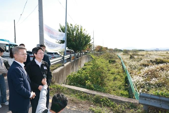 홍지선 국토교통부 장관이 10월 15일 전남광주통합특별시 서구 군공항 탄약고 이전 예정지를 찾아 호남권 반도체 클러스터 부지를 점검하고 있다.
