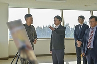 홍지선 국토교통부 장관이 10월 15일 전남광주통합특별시 서구 군공항 탄약고 이전 예정지를 찾아 호남권 반도체 클러스터 부지를 점검하고 있다.