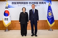 한성숙 국무총리가 10월 14일 서울 종로구 정부서울청사에서 열린 경찰개혁위원회 위촉식에서 민간위원위촉장을 수여한 뒤 기념촬영을 하고 있다.