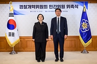 한성숙 국무총리가 10월 14일 서울 종로구 정부서울청사에서 열린 경찰개혁위원회 위촉식에서 민간위원위촉장을 수여한 뒤 기념촬영을 하고 있다.