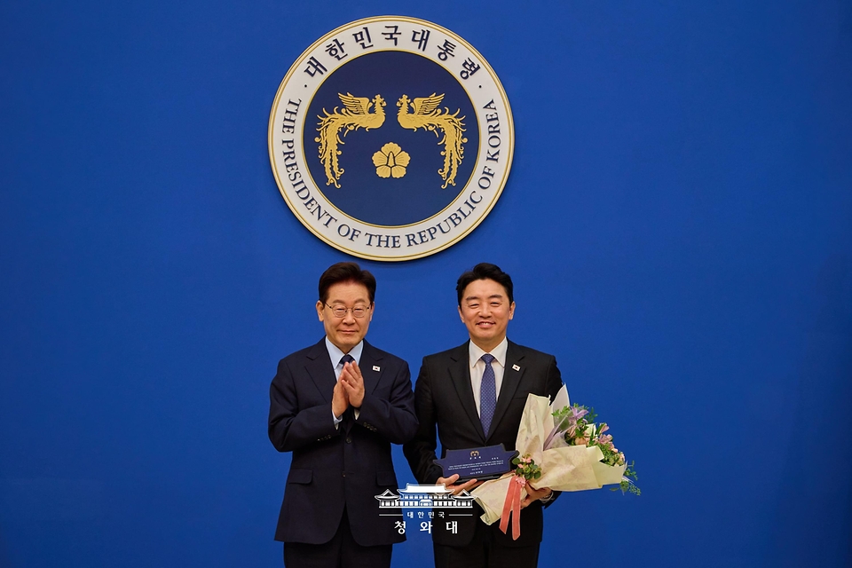 이재명 대통령이 10월 15일 청와대에서 강훈식 전 비서실장에게 공로패를 전달하고 있다.