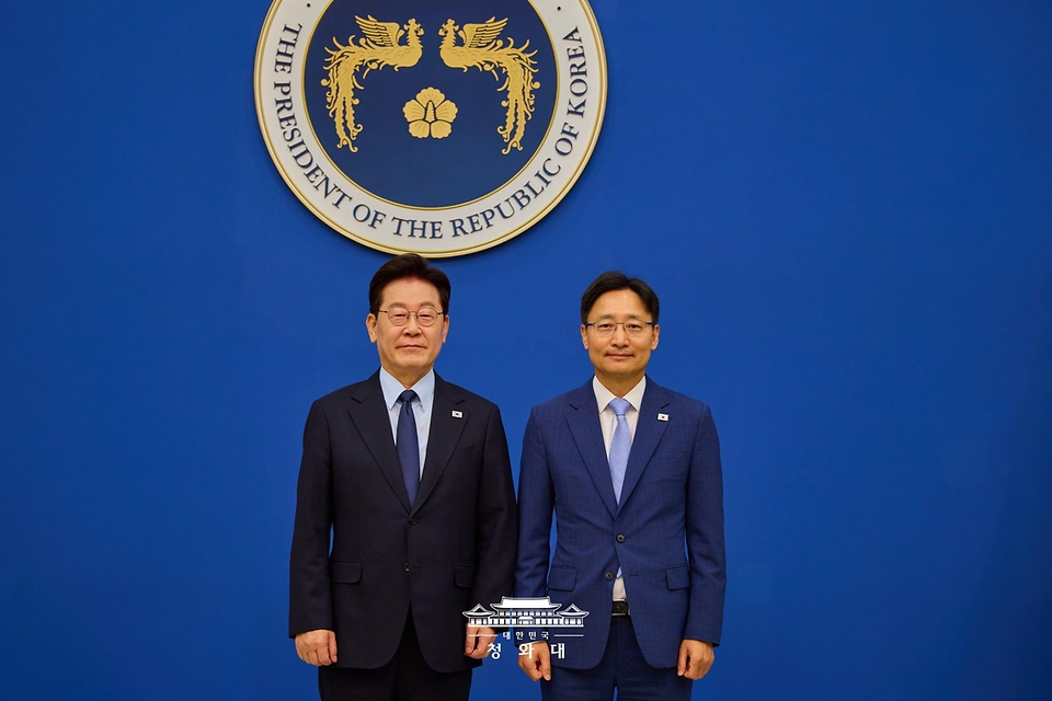 이재명 대통령이 10월 15일 청와대에서 임광현 신임 비서실장에게 임명장을 전달한 뒤 기념촬영을 하고 있다.