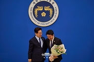 이재명 대통령이 10월 15일 청와대에서 강훈식 전 비서실장에게 공로패를 전달하고 있다.