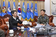홍지선 국토교통부 장관이 10월 15일 전남광주통합특별시 서구 군공항 탄약고 이전 예정지를 찾아 호남권 반도체 클러스터 부지를 점검하고 있다.