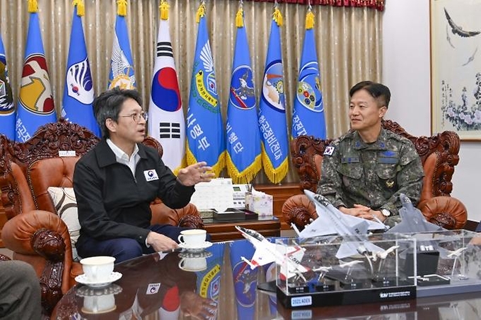 홍지선 국토교통부 장관이 10월 15일 전남광주통합특별시 서구 군공항 탄약고 이전 예정지를 찾아 호남권 반도체 클러스터 부지를 점검하고 있다.