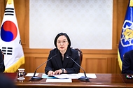 한성숙 국무총리가 10월 14일 서울 종로구 정부서울청사에서 경찰개혁위원회 1차 회의를 주재하고 있다.