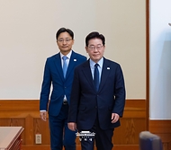 이재명 대통령이 10월 15일 청와대에서 열린 수석보좌관회의에 임광현 신임 비서실장과 입장하고 있다.