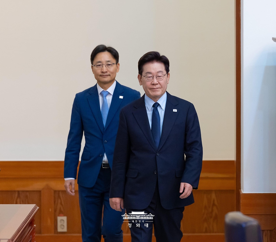 이재명 대통령이 10월 15일 청와대에서 열린 수석보좌관회의에 임광현 신임 비서실장과 입장하고 있다.