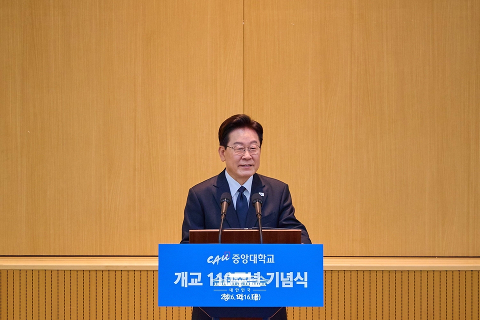이재명 대통령이 10월 16일 서울 동작구 중앙대학교에서 열린 개교 110주년 기념식에서 축사를 하고 있다.