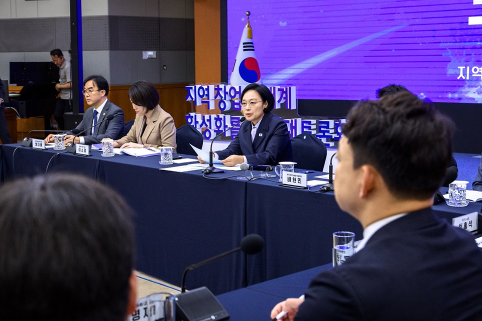 한성숙 국무총리가 10월 15일 대전시 한국전자통신연구원 국제회의장에서 열린 지역 창업생태계 활성화 대토론회에 참석하고 있다.