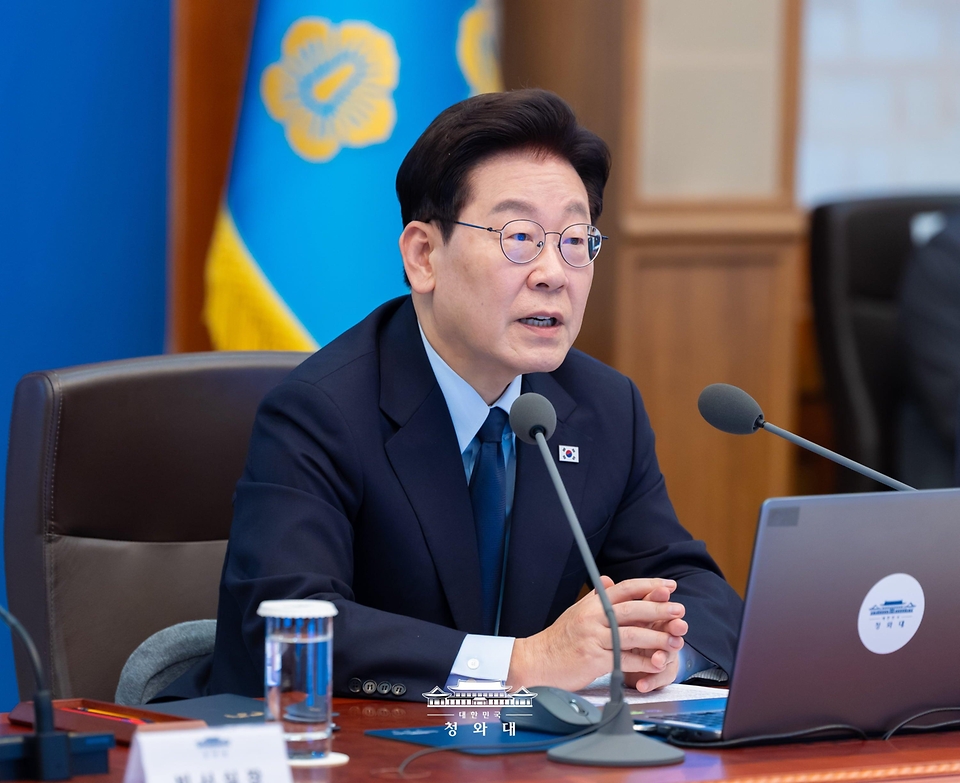이재명 대통령이 10월 15일 청와대에서 열린 수석보좌관회의에서 발언하고 있다.