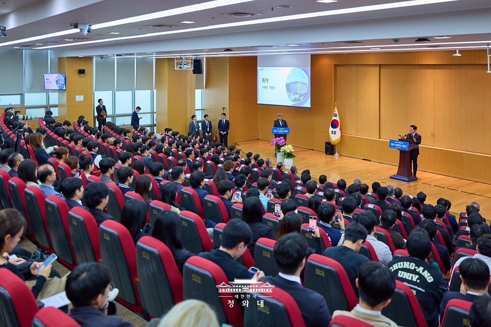 이재명 대통령이 10월 16일 서울 동작구 중앙대학교에서 열린 개교 110주년 기념식에서 축사를 하고 있다.