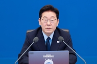 이재명 대통령이 10월 15일 청와대에서 열린 수석보좌관회의에서 발언하고 있다.