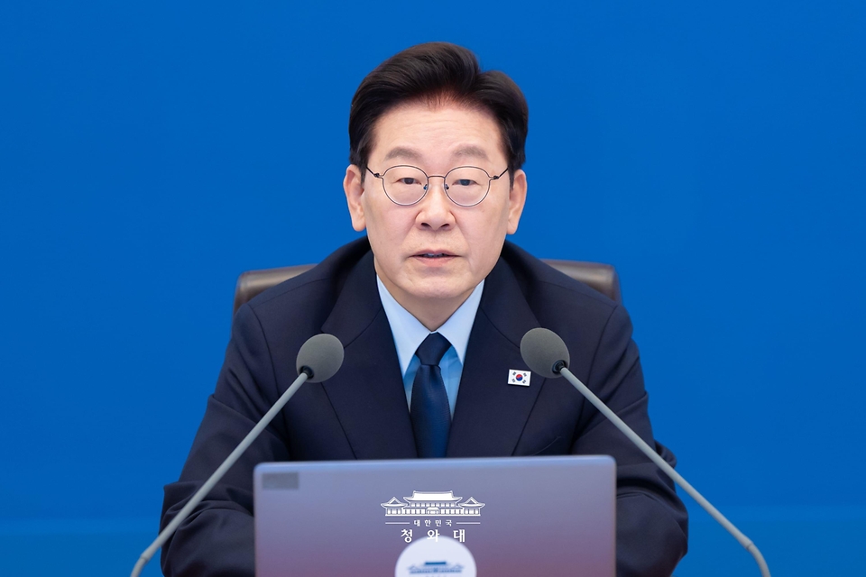 이재명 대통령이 10월 15일 청와대에서 열린 수석보좌관회의에서 발언하고 있다.