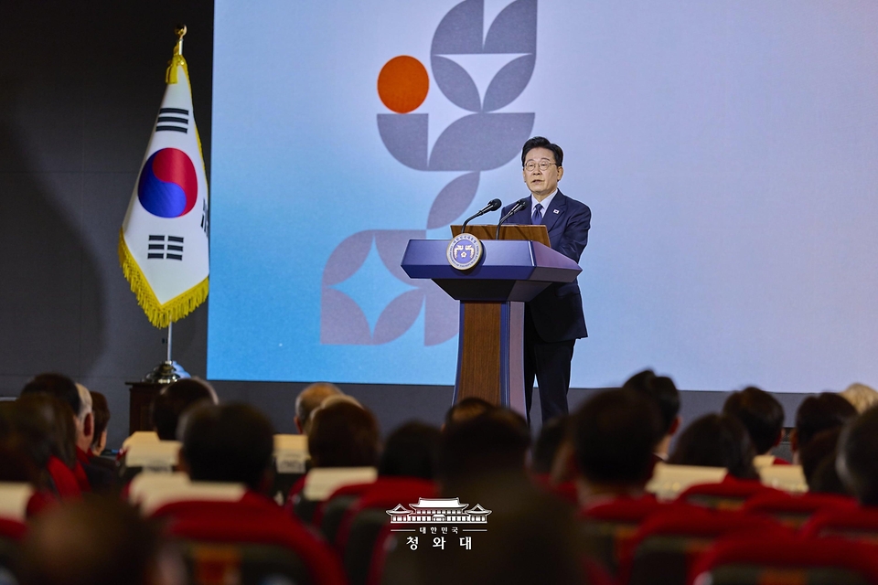 이재명 대통령이 10월 16일 부산시청에서 열린 부마민주항쟁 47주년 기념식에서 기념사를 하고 있다.