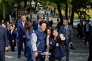 이재명 대통령이 10월 16일 서울 동작구 중앙대학교에서 개교 110주년 기념식을 마친 후 학생들과 기념촬영을 하고 있다.