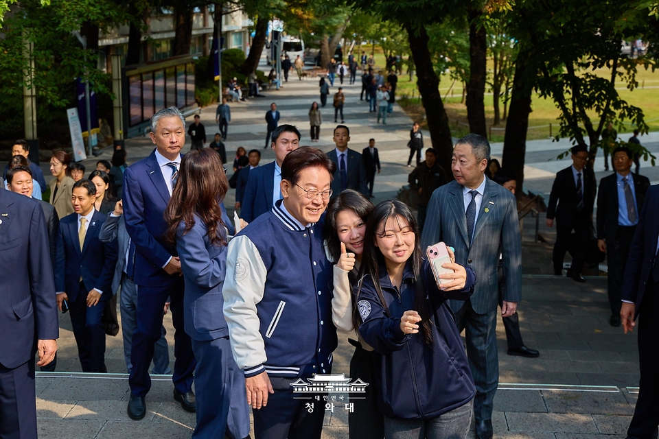 이재명 대통령이 10월 16일 서울 동작구 중앙대학교에서 개교 110주년 기념식을 마친 후 학생들과 기념촬영을 하고 있다.