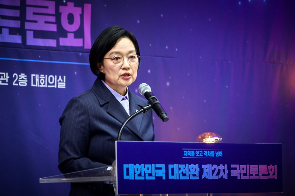 한성숙 국무총리가 10월 15일 대전시 대전근현대사전시관에서 열린 대한민국 대전환 제2차 국민토론회에 참석하고 있다.