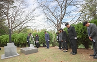 권오을 국가보훈부 장관이 10월 16일 제47주년 부마민주항쟁 기념식 참석에 앞서 부산 가락 국가관리묘역을 방문해 묘역 관리 상태와 현장을 점검하고 있다.