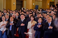 이재명 대통령과 김혜경 여사가 10월 16일 부산시청에서 열린 부마민주항쟁 47주년 기념식에서 국기에 경례하고 있다.