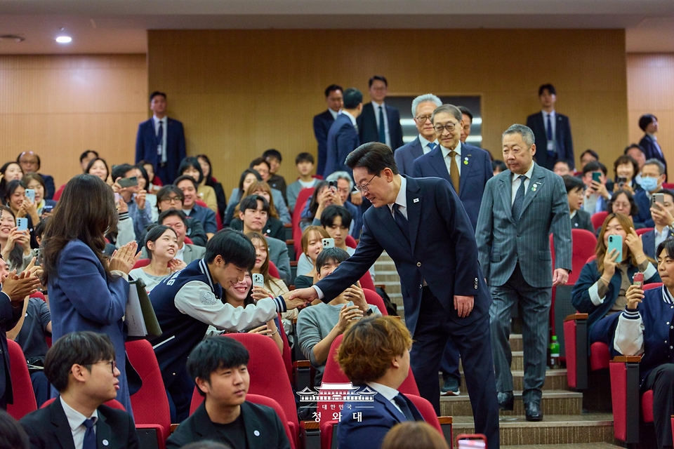 이재명 대통령이 10월 16일 서울 동작구 중앙대학교에서 열린 개교 110주년 기념식에서 학생들과 인사하고 있다.