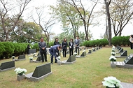 권오을 국가보훈부 장관이 10월 16일 제47주년 부마민주항쟁 기념식 참석에 앞서 부산 가락 국가관리묘역을 방문해 묘역 관리 상태와 현장을 점검하고 있다.