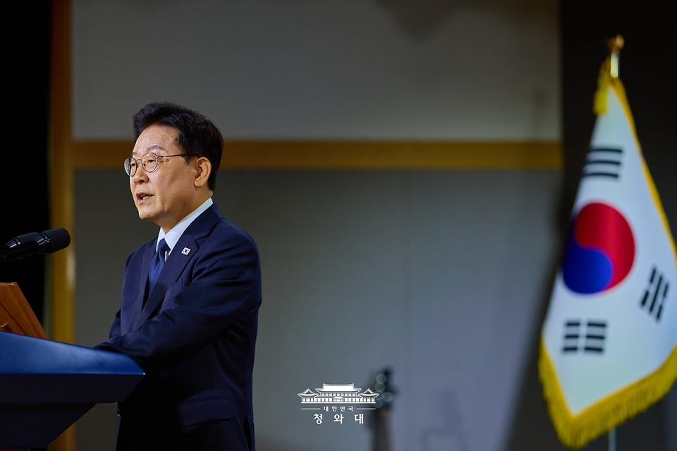 이재명 대통령이 10월 16일 부산시청에서 열린 부마민주항쟁 47주년 기념식에서 기념사를 하고 있다.