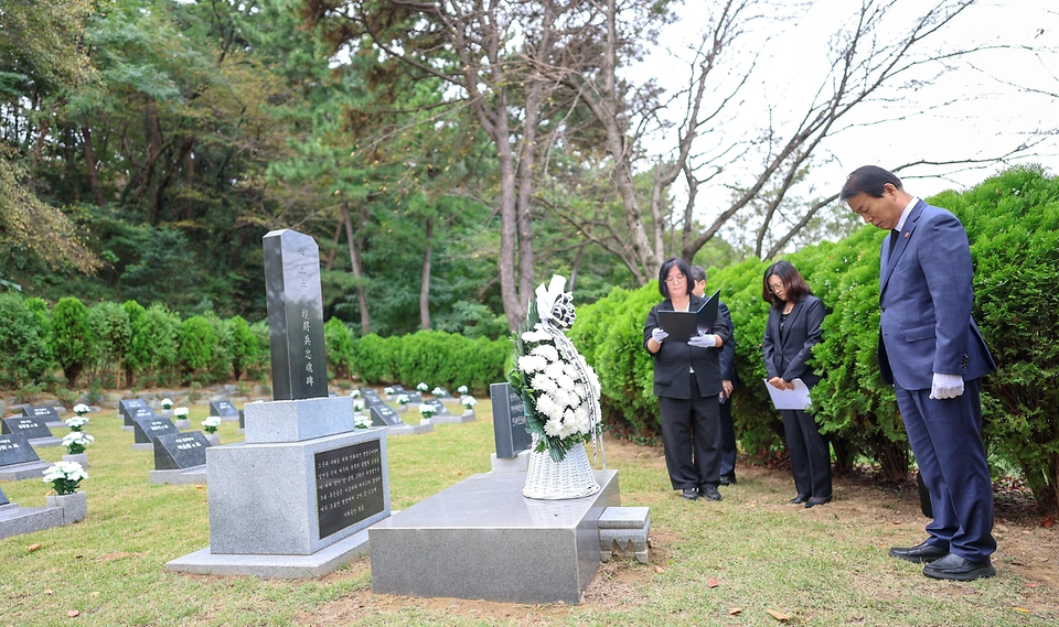 권오을 국가보훈부 장관이 10월 16일 제47주년 부마민주항쟁 기념식 참석에 앞서 부산 가락 국가관리묘역을 방문해 묘역 관리 상태와 현장을 점검하고 있다.