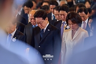 이재명 대통령과 김혜경 여사가 10월 16일 부산시청에서 열린 부마민주항쟁 47주년 기념식에서 묵념하고 있다.