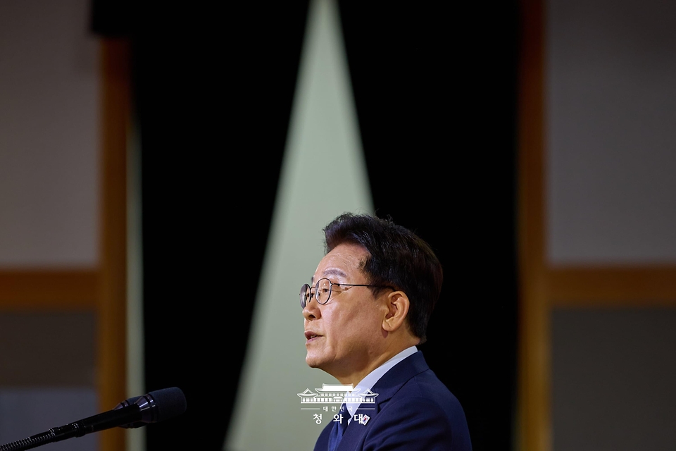 이재명 대통령이 10월 16일 부산시청에서 열린 부마민주항쟁 47주년 기념식에서 기념사를 하고 있다.