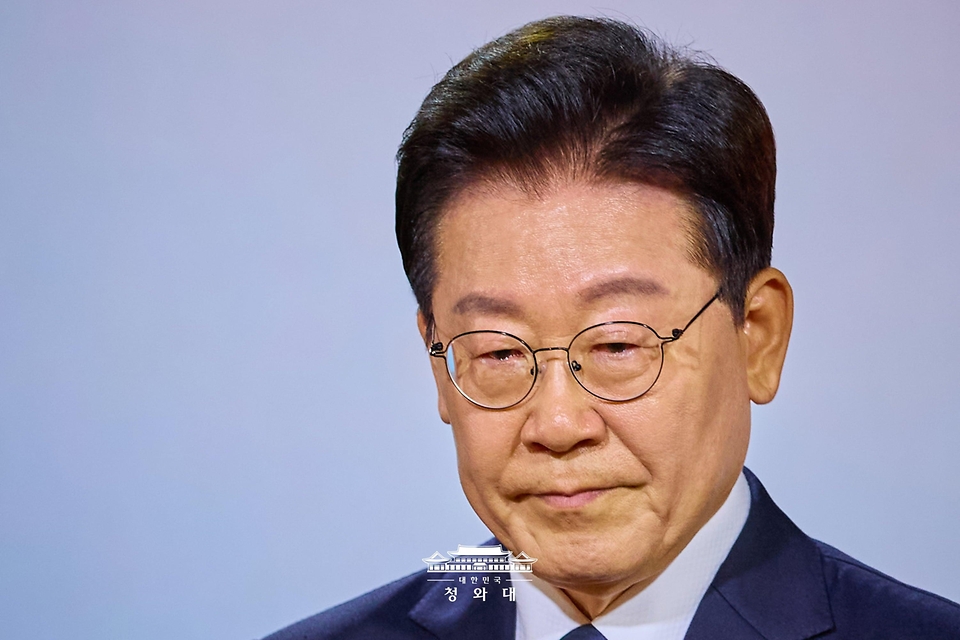 이재명 대통령이 10월 16일 부산시청에서 열린 부마민주항쟁 47주년 기념식에서 기념사를 하고 있다.