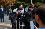 이재명 대통령이 10월 16일 서울 동작구 중앙대학교에서 개교 110주년 기념식을 마친 후 학생들과 인사하고 있다.
