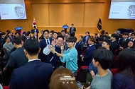 이재명 대통령이 10월 16일 서울 동작구 중앙대학교에서 개교 110주년 기념식을 마친 후 학생들과 기념촬영을 하고 있다.