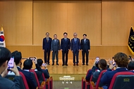 이재명 대통령이 10월 16일 서울 동작구 중앙대학교에서 열린 개교 110주년 기념식에서 학생들과 인사하고 있다.