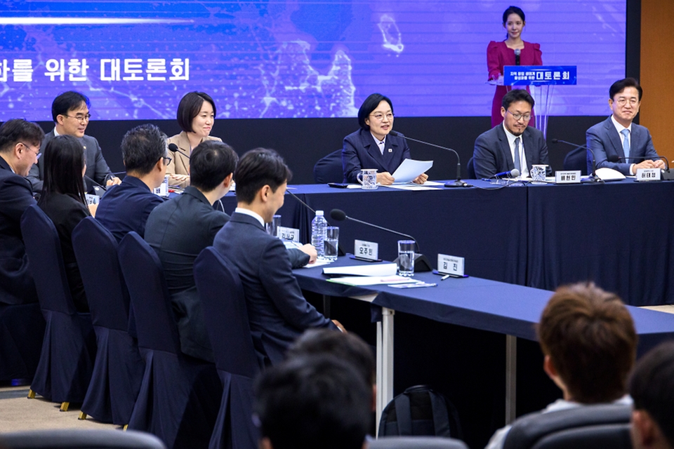 한성숙 국무총리가 10월 15일 대전시 한국전자통신연구원 국제회의장에서 열린 지역 창업생태계 활성화 대토론회에 참석하고 있다.