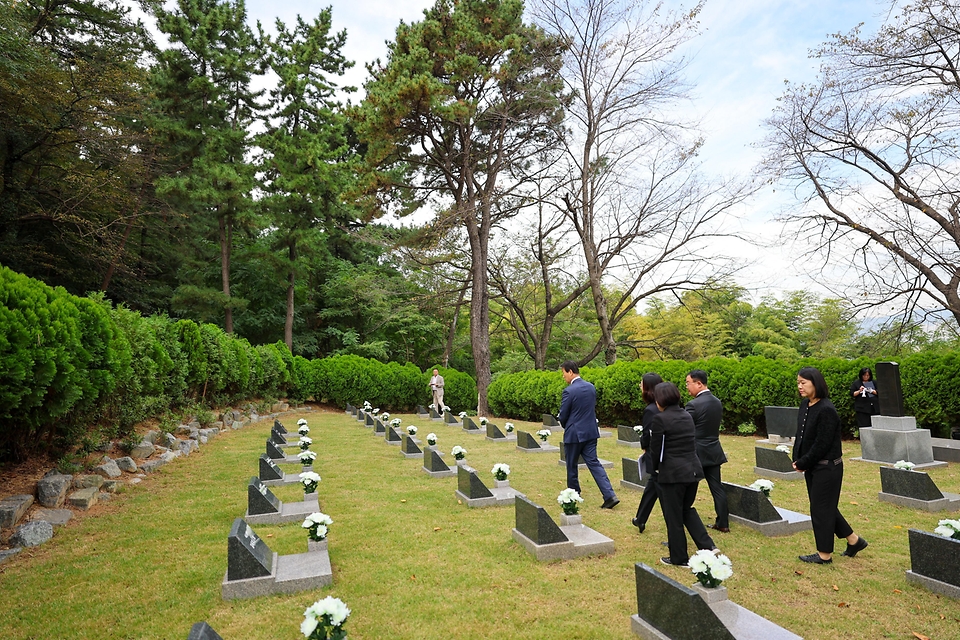 권오을 국가보훈부 장관이 10월 16일 제47주년 부마민주항쟁 기념식 참석에 앞서 부산 가락 국가관리묘역을 방문해 묘역 관리 상태와 현장을 점검하고 있다.