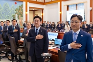 이재명 대통령이 10월 15일 청와대에서 열린 수석보좌관회의에서 국기에 경례하고 있다.