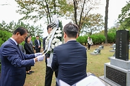 권오을 국가보훈부 장관이 10월 16일 제47주년 부마민주항쟁 기념식 참석에 앞서 부산 가락 국가관리묘역을 방문해 묘역 관리 상태와 현장을 점검하고 있다.
