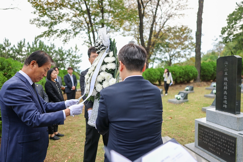 권오을 국가보훈부 장관이 10월 16일 제47주년 부마민주항쟁 기념식 참석에 앞서 부산 가락 국가관리묘역을 방문해 묘역 관리 상태와 현장을 점검하고 있다.