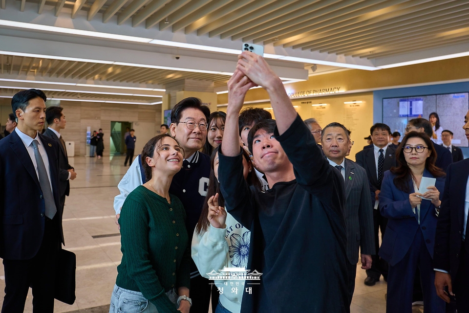 이재명 대통령이 10월 16일 서울 동작구 중앙대학교에서 개교 110주년 기념식을 마친 후 학생들과 기념촬영을 하고 있다.
