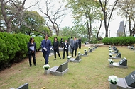 권오을 국가보훈부 장관이 10월 16일 제47주년 부마민주항쟁 기념식 참석에 앞서 부산 가락 국가관리묘역을 방문해 묘역 관리 상태와 현장을 점검하고 있다.