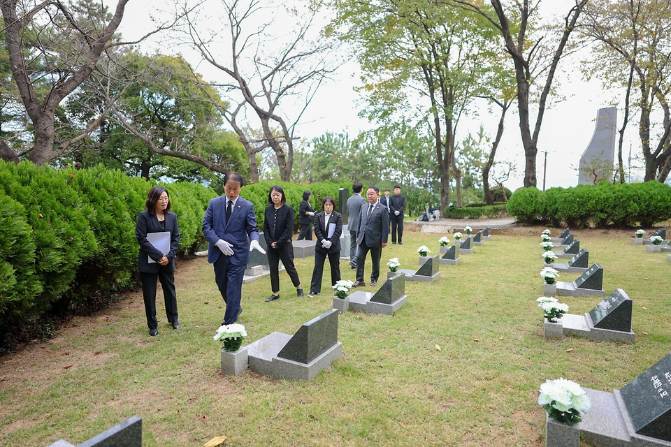 권오을 국가보훈부 장관이 10월 16일 제47주년 부마민주항쟁 기념식 참석에 앞서 부산 가락 국가관리묘역을 방문해 묘역 관리 상태와 현장을 점검하고 있다.