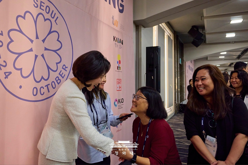 김혜경 여사가 10월 19일 서울 코엑스에서 열린 세계한인입양인협회(IKAA) 개더링 한국대회 개회식에서 참석자들과 인사하고 있다.