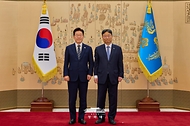이재명 대통령이 10월 19일 청와대에서 하준경 정책실장에게 임명장을 수여한 뒤 기념촬영을 하고 있다.