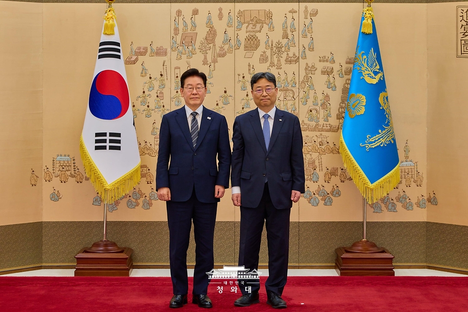 이재명 대통령이 10월 19일 청와대에서 하준경 정책실장에게 임명장을 수여한 뒤 기념촬영을 하고 있다.