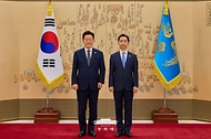 이재명 대통령이 10월 19일 청와대에서 김지용 중대범죄수사청장에게 임명장을 수여한 후 기념촬영을 하고 있다.