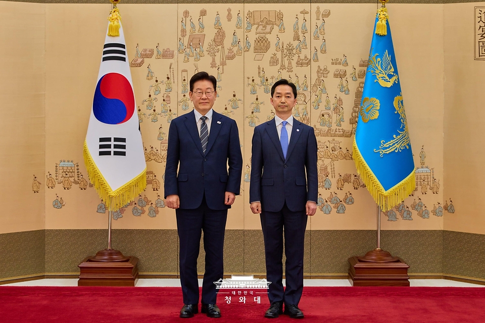 이재명 대통령이 10월 19일 청와대에서 김지용 중대범죄수사청장에게 임명장을 수여한 후 기념촬영을 하고 있다.
